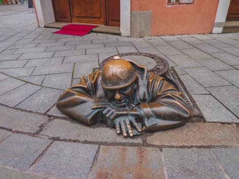 Objevte Prahu: Historie zapsaná na pamětních deskách a sochách