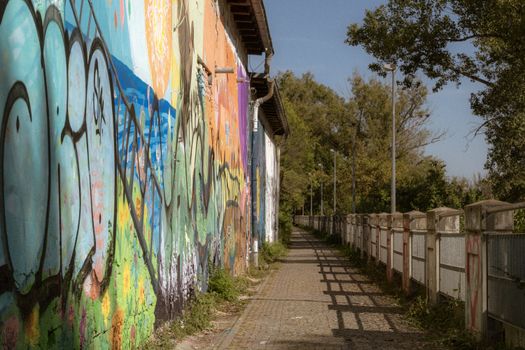Pražský Street Art: Od Protestu k Uznání a Turistické Atrakci